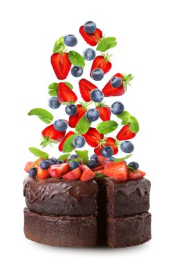 Beyaz arka planda taze böğürtlenli lezzetli çikolatalı pasta.