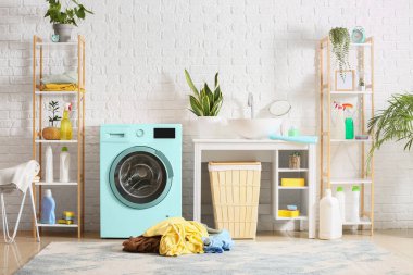 Turkuaz çamaşır makinesi olan modern banyonun içi.