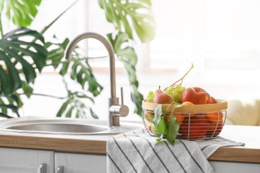 Mutfakta meyve sepeti tezgahta.