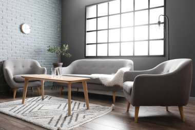 Boş bardaklar kanepede ve oturma odasındaki koltuklarda.