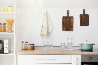 Mutfakta su ve boş bardaklarla dolu bir sürahi.