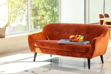 Oturma odasındaki kanepede meyve sepeti.