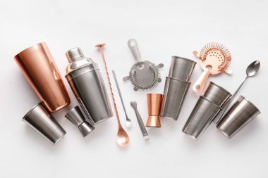 Beyaz arkaplanda bir takım kokteyl aletleri