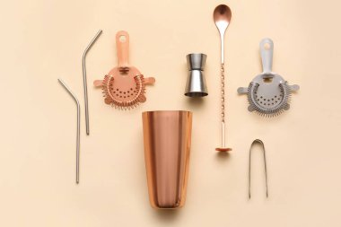 Renk arkaplanında farklı kokteyl oyuncakları