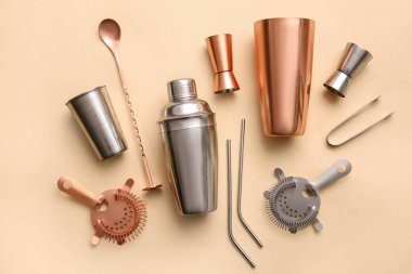 Arka planda bakır ve gümüş kokteyl aletleri
