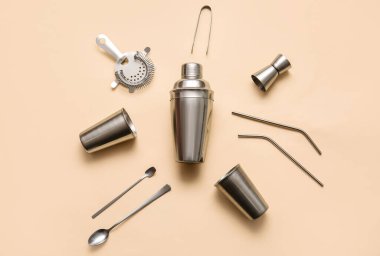 Renkli arka planda modern barmen seti