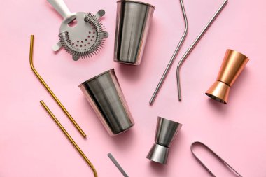 Renk arkaplanında farklı barmen araçları