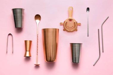 Renkli arka planda farklı barmen ekipmanları
