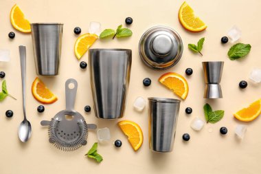 Barmen ekipmanı ve kokteyl malzemeleri renk arka planında