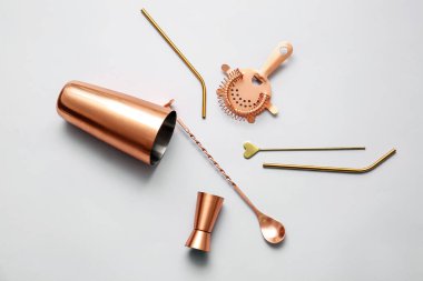 Gri arkaplanda bakır barmen araçları