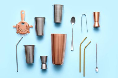 Mavi arka planda farklı barmen aletleri seti