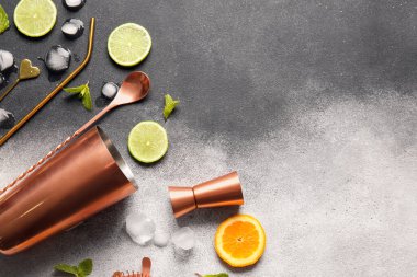 Farklı barmen araçları ve siyah beyaz arka planda kokteyl malzemeleri.