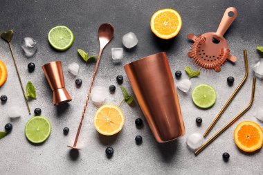 Kokteyl malzemeleri, beyaz ve siyah arka planda barmen araçları