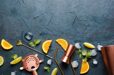 Koyu arkaplanda barmen aletleri ve kokteyl malzemeleri var.