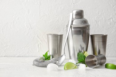 Kokteyl aletleri ve malzemeler ışık masasında.