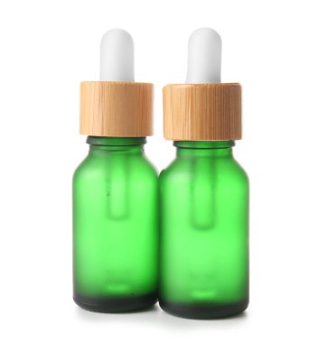 Beyaz arka planda izole edilmiş iki şişe serum.