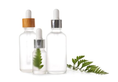 Beyaz arka planda doğal serumu olan şişeler