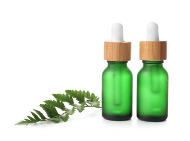 Beyaz arka planda doğal serumu olan şişeler