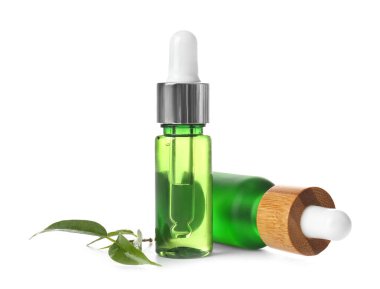 Beyaz arka planda doğal serumu olan şişeler