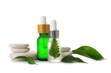 Beyaz arka planda doğal serumlar, spa taşları ve bitki yaprakları.