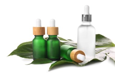 Beyaz arka planda doğal serum ve bitki yaprağı şişeleri