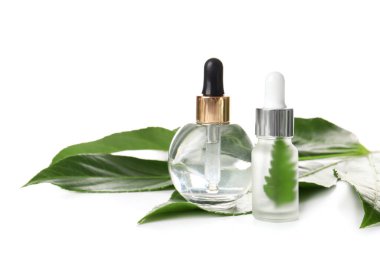 Beyaz arka planda doğal serum ve bitki yaprağı şişeleri