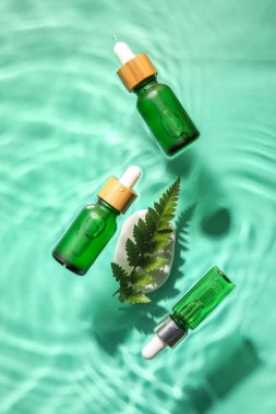 Renkli suda doğal serumu olan şişeler.