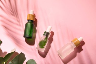 Pembe arka planda doğal serumlar.