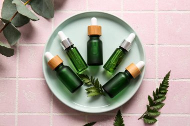 Renkli serumun doğal serumuyla kaplanmış bir tabak.