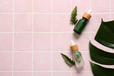 Renkli serumlar ve palmiye yaprağı şişeleri.