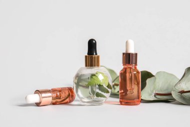 Beyaz arka planda doğal serum şişeleri