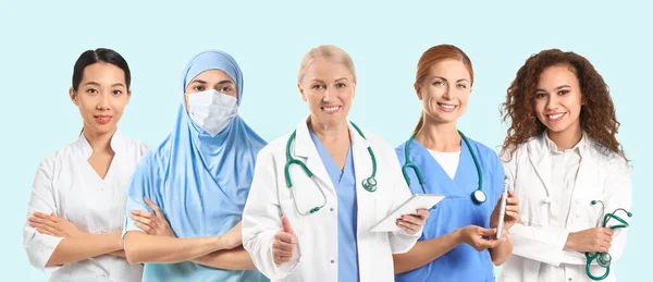 Verschiedene Ärztinnen Auf Hellblauem Hintergrund — Stockfoto