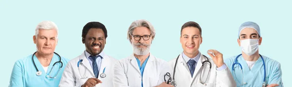 Viele Männliche Ärzte Auf Hellblauem Hintergrund — Stockfoto