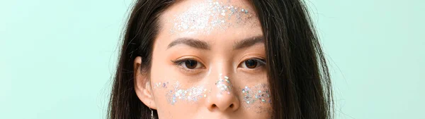 Porträtt Asiatisk Kvinna Med Glitter Makeup Färg Bakgrund Närbild — Stockfoto