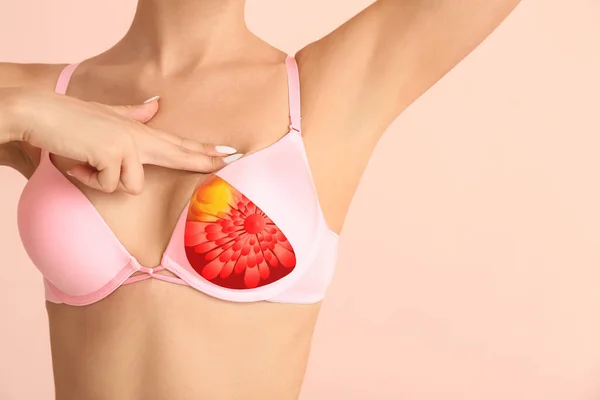 Genç Bir Kadın Göğüslerinin Rengini Kontrol Ediyor Kanser Farkındalığı Kavramı — Stok fotoğraf