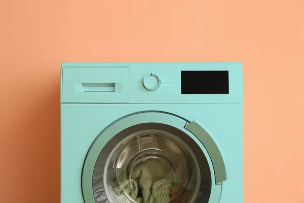 Máquina Lavar Turquesa Moderna Perto Parede Bege — Fotografia de Stock
