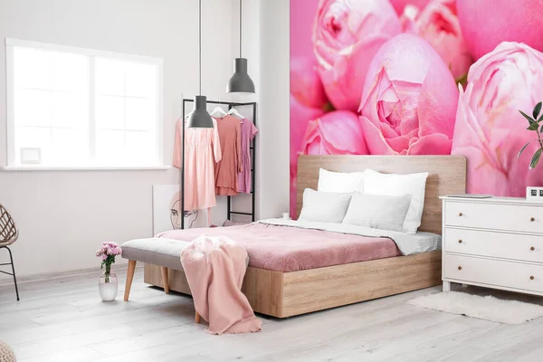 Stilvolles Interieur Des Schlafzimmers Mit Schönen Blumen Der Wand — Stockfoto