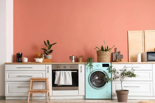 Interior Dari Dapur Bergaya Dengan Mesin Cuci Oven Dan Layar — Stok Foto