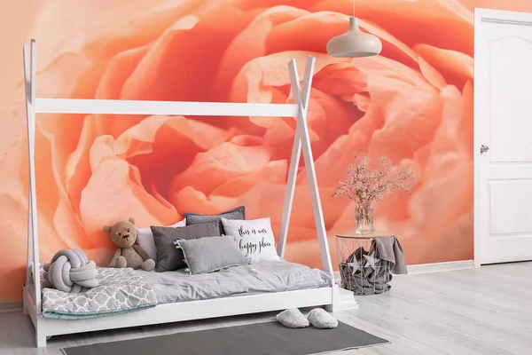 Rahat Yataklı Duvarında Güzel Bir Çiçek Deseni Olan Modern Çocuk — Stok fotoğraf