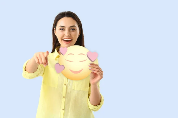 Hermosa Mujer Joven Sosteniendo Emoticono Sonriente Con Corazones Sobre Fondo —  Fotos de Stock