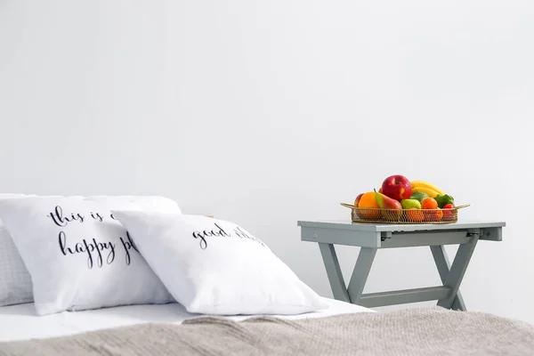 Fruit Mand Nachtkastje Bed Buurt Van Lichte Muur Slaapkamer — Stockfoto