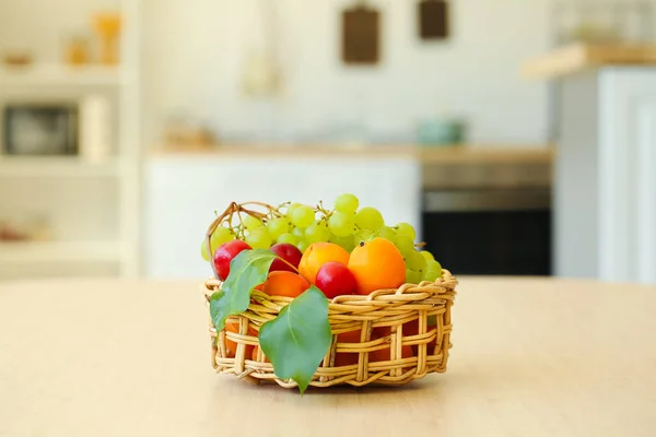 Ψάθινο Καλάθι Διαφορετικά Φρούτα Στο Τραπέζι Στο Δωμάτιο — Φωτογραφία Αρχείου
