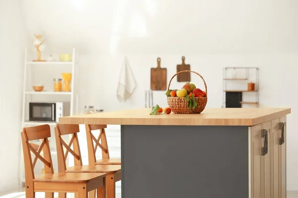 Rieten Fruitmand Bar Lichte Keuken — Stockfoto