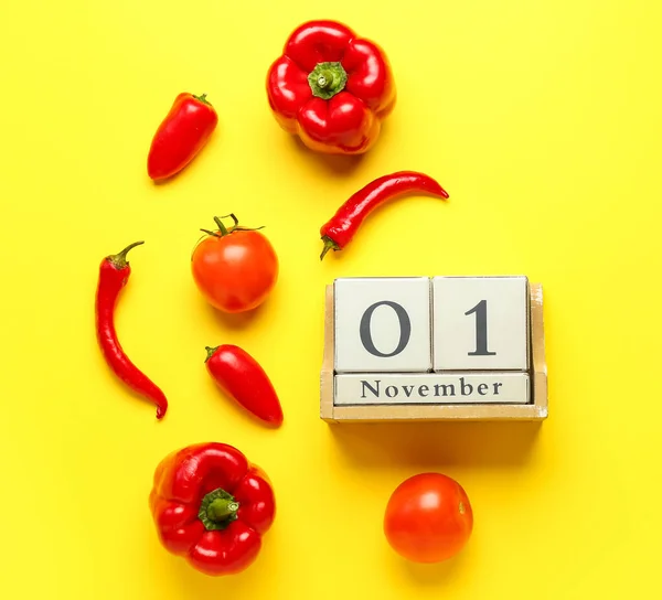 日付と木製のキューブカレンダー11月1黄色の背景に野菜 世界ビーガン日のコンセプト — ストック写真