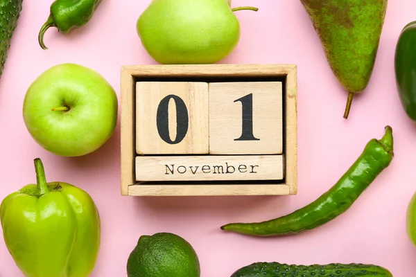 11月1日の日付の新鮮な果物 木製のキューブカレンダー 世界ビーガン日のコンセプト — ストック写真