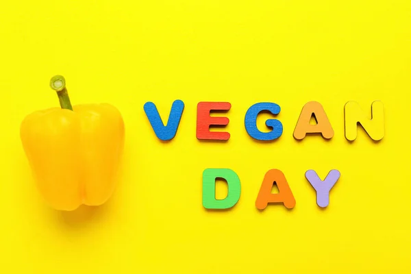 Bell Pepper Text Vegan Day Yellow Background — Stock Photo, Image
