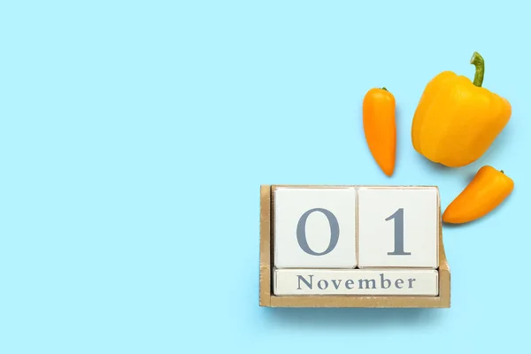 日付とキューブカレンダー11月1色の背景に新鮮なピーマン 世界ビーガン日のコンセプト — ストック写真