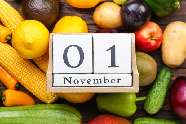 木製の背景に日付11月1日と異なる新鮮な果物 キューブカレンダー クローズアップ 世界ビーガン日のコンセプト — ストック写真