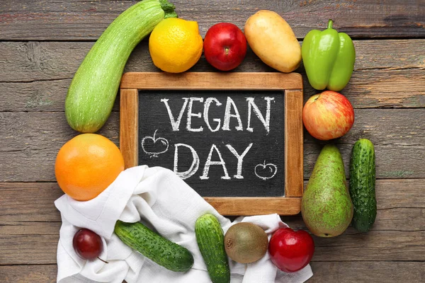 Board Text Vegan Day Fresh Vegetables Wooden Background — Stock Photo, Image
