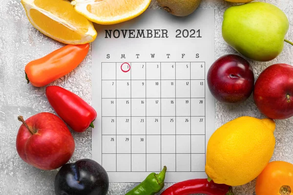 カレンダー世界のビーガン日と新鮮な野菜の緑豊かな背景に クローズアップ — ストック写真